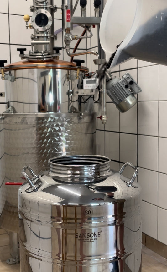 Die Kunst der Mazeration: Wie wir unseren Gin bei Pannonia Spirits zaubern